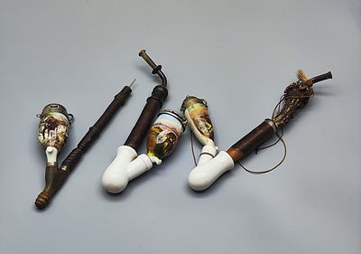 מקבץ 3 מקטרות עץ ופורצלן גרמניות עתיקות, 1900 בקירוב, ראשי פורצלן מעוטרים בצביעת יד במראה צבאים