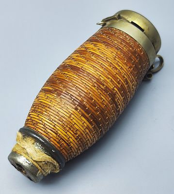 ראש מקטרת עץ וקש עתיקה. ראש מקטרת עץ עתיקה, 1900 בקירוב, מחופה קש קלוע, עם חבק ומכסה מתכת מצופה