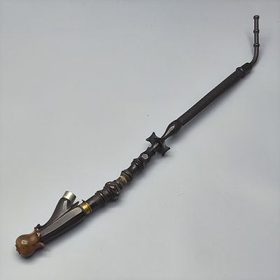 מקטרת עץ וקרן עתיקה. מקטרת עץ עתיקה, 1900 בקירוב, מגולפת בעבודת יד אמן איכותית משולבת חלקי קרן