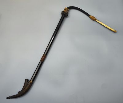 מקטרת עץ וקרן עתיקה. מקטרת עץ עתיקה, 1900 בקירוב, מגולפת בעבודת יד אמן איכותית משולבת חלקי קרן