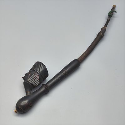 מקטרת עץ עתיקה, 1900 בקירוב, ראש המקטרת מגולף בדוגמת איש חובש כובע תרבוש, תושבת וצינור עץ משולב