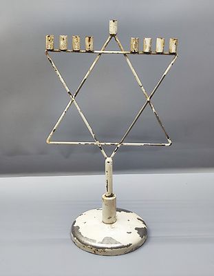 חנוכיה זקופה אלומיניום עממית ישנה, ככל הנראה ישראל, המחצית השניה של המאה ה-20, מעוצבת כניצבת על