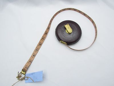 סרט מדידה וינטג' מתוצרת Whale Brand, סין, שנות ה-70 בקירוב, קופסא מתכת מחופה עור חום, סרט