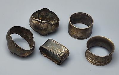 מקבץ 5 מחזיקי מפיות מצופים כסף ישנים, המאה ה-20, כולל זוג ו-3 בעיצובים שונים, אחד חתום תוצרת