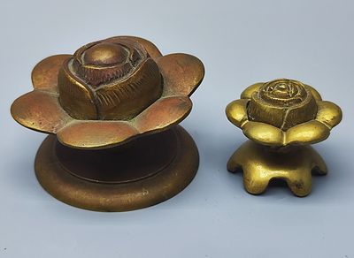 לוט 2 קישוטי פליז "פרחים", ככל הנראה הודו, המחצית השניה של המאה ה-20, האחד גדול והשני קטן