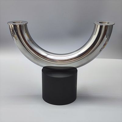 פמוט מתכת דו-קני מודרניסטי בעיצוב Georg Jensen - דנמרק, מעוצב בדגם חצי עיגול, נישא על גבי בסיס 