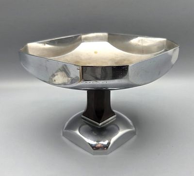 טאזה ארט-דקו כרום ועץ רוזווד בעיצוב עפ"י ז'אק אדנה (Jacques Adnet), שנות ה-30 בקירוב, בסיס 