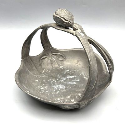 סלסלה פיוטר ארט-נובו עתיקה, 1900 בקירוב, ככל הנראה תוצרת Kayserzinn, מעוצבת עם ידית ותבליטים של 