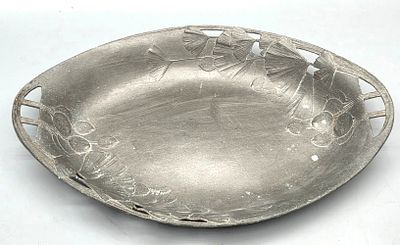 קערת פירות פיוטר ארט-נובו תוצרת Orivit, ראשית המאה ה-20 בקירוב, מעוצבת בדגם אובאלי עם דוגמת 