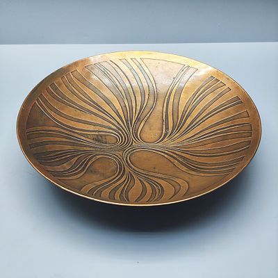 קערת פירות ברונזה וינטג' בעיצוב מודרניסטי, שנות ה 60-70 בקירוב, מעוטרת בדגם אבסטרקטי, קוטר: 28 