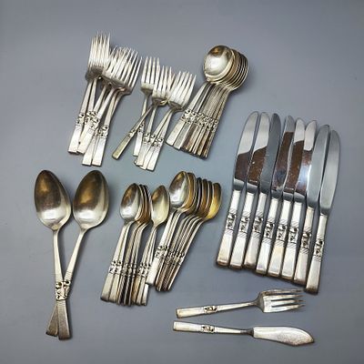 מקבץ חלקי סכו"ם אמריקאי מצופה כסף תוצרת Oneida Community - דגם Hampton Court Coronation. מקבץ 