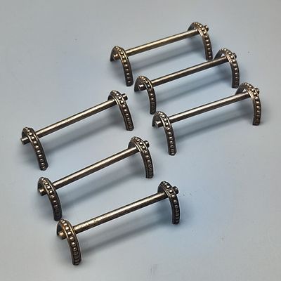 סט 12 מחזיקי-מעמדי סכו"ם מצופים כסף צרפתי עתיקים, המאה ה-19, כל קצה מעוצב בצורת "פרסת סוס" עם 