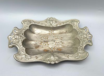 מגש נחושת מצופה כסף ארט-נובו עתיק, ככל הנראה תוצרת WMF, גרמניה, ראשית המאה ה-20 בקירוב, מעוצב 