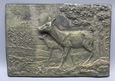 תבליט שפלטר "עופרים בטבע" ארט-נובו עתיק, 1900 בקירוב, עשוי מתכת שפלטר בפטינה כסופה, מעוטר 