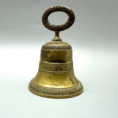 פעמון פליז אירופאי עתיק, 1900 בקירוב, מעוטר במס' חישוקים בדוגמא חוזרת מסביבו, עם ידית אחיזה 