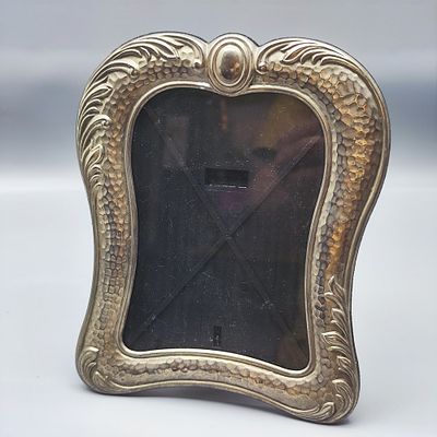 מסגרת לתמונה מצופה כסף וינטג'. מסגרת לתמונה וינטג', סוף המאה ה-20 בקירוב, עשויה מתכת מצופה כסף 