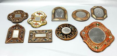 מקבץ 9 מסגרות-מראות דקורטיביות ישנות, המאה ה-20, מהן 6 ככל הנראה ספרדיות, עשויות מסגרת מגבס 