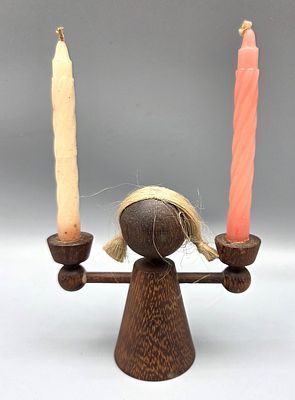 פמוט עץ דו-קני "ילדה אוחזת זוג נרות" וינטג'. פמוט עץ דו-קני וינטג', ככל הנראה מזרח גרמניה, שנות 