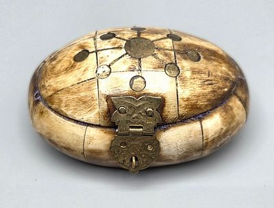 קופסא לטבק מעצם הודית וינטג'. קופסא לטבק הודית וינטג', המחצית השניה של המאה ה-20, מעוצבת בדגם 