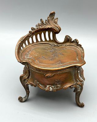 קופסת תכשיטים טבעות "מודל שידה" צרפתית עתיקה, 1900 בקירוב, עשויה שפלטר בפטינה מוזהבת, מעוצבת 