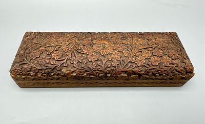 קופסת כפפות עץ אירופאית עתיקה, 1900 בקירוב, מעוצבת בדגם מלבני, מעוטרת בחריטות מורכבות בעבודת יד 