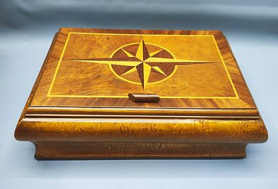 תיבת תכשיטים עץ שורש ארט-דקו, שנות ה-20 בקירוב, מעוצבת עם פאות מעוגלות, מכסה מעוטר בעבודת 