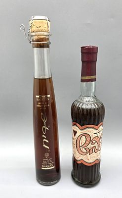 לוט 2 בקבוקי שתייה אלכוהול כשרים. לוט 2 בקבוקי אלכוהול שתייה כשרים, כולל: 1. ליקר דבש, מיוצר 