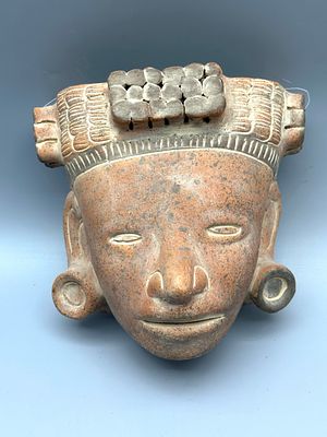 מסיכה חימר טקסית שבטית דרום אמריקאית בסגנון פרה-קולומביאני, המאה ה-20, עשויה ומעוטרת בעבודת יד 