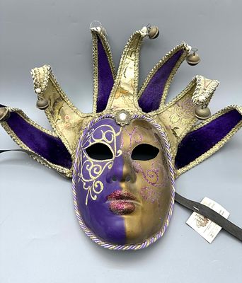 מסיכת קרנבל ארלקינו (ליצן) ונציאנית, עשויה מחומר פולימרי משולבת בדים ופעמונים, עשויה ומעוטרת 