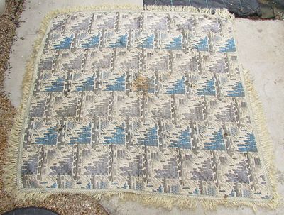 מפה רקמה ישנה, מזרח רחוק (סין/יפן), בגוונים כחול-לבן, עם פרנזים לאורך הקצוות, מידות: 140X140 