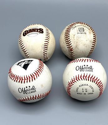 מקבץ 4 כדורי בייסבול של ליגת הבייסבול האמריקאית, עשויים עור לבן, כולל 2 כדורים תוצרת "Rolo's 