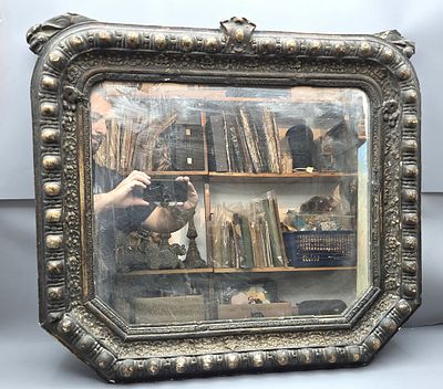 מראה ג'סו (עץ וגבס) אירופאית עתיקה איכותית, מעוטרת בדוגמא חוזרת מסביבה, מאסיבית, יתכן והמראה 