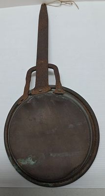 כלי נחושת ישן עם ידית ברזל, סימני פטינה וחלודה המוסיפים ליופיו. נהדר לקישוט מטבח. קוטר הכלי 16 