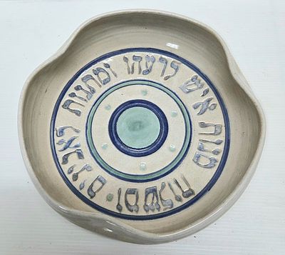 צלחת קרמיקה לפורים. צלחת קרמיקה למשלוח מנות עם כיתוב .."משלוח מנות איש לרעהו ומתנות לאביונים". 