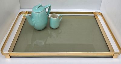 מגש זכוכית ופליז- איטלקי. מגש הגשה גדול ופונקציונלי , וינטאג' משנות ה60, 
עשוי מזכוכית עם מסגרת 