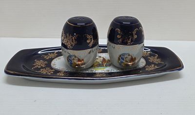 זוג מלחיות על מגש - MZ. סט מלחיות על מגש מפורצלן בסגנון קלאסי אירופאי עם עטורי זהב על קובלט 