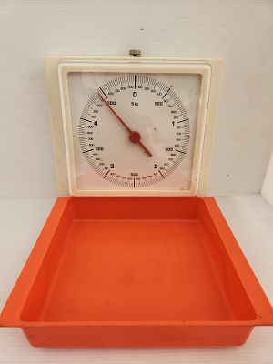 WESTA- מאזניים משקל קיר. משקל/מאזני קיר מתקפלים תוצרת WESTA גרמניה, וינטאג' שנות ה70, פלסטיק 