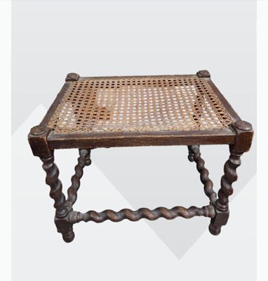 שולחן צד עתיק "Vienna straw". שולחן צד או הדום, עתיק סוף המאה ה19 כנראה, עץ ורשת וינאית 