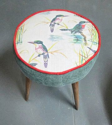 הדום עגול מרופד. הדום מיוחד , עגול, גוף ורגליים מעץ, משנות ה60 לערך, מרופד מחדש ברמה גבוהה עם 