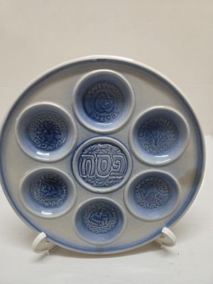 צלחת פסח-KM/ כפר מנחם. צלחת פסח קלאסית של כפר מנחם- KM, בלבן ותכלת, בעלת 6 שקעים לברכות 