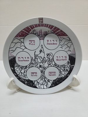 צלחת פסח- נעמן. צלחת פסח תוצרת נעמן, פורצלן, עם ציור מוטיבים של יציאת מצרים עליה. קוטר 23 ס"מ