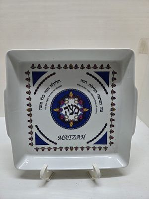 צלחת/קערת מצות. צלחת פורצלן מרובעת על דקלים של הברכה "מה נשתנה הלילה הזה" 
חתומה מאחור. 
26X26 ס"מ