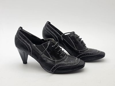 Pair of Leather Oxford-Heel Shoes by Privilege, Italy. Pair of leather Oxford-heel shoes by 
