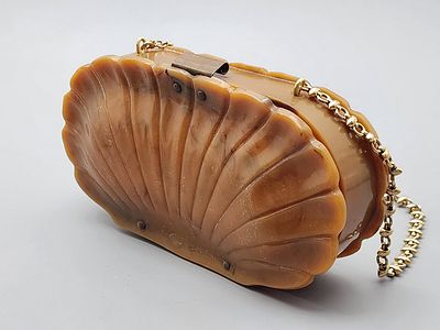 Iconic Lucite Clam Shell Evening Bag by Will Hardy (Wilardy Elite Brand) – Circa 1950. A rare 