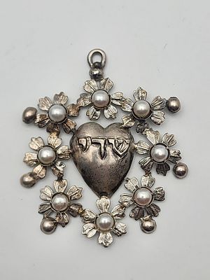 תליון קמע שמירה והגנה (קמע כלה/יולדת) יהודי איטלקי עתיק – תליון לב "שדי" - כסף משובץ פניני בארוק. 