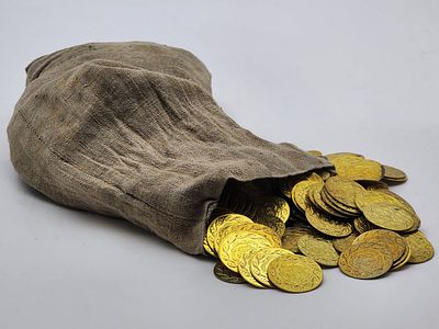 אוסף ענק של אסימוני פנז עות'מאניים (Ottoman Penez) לעיטור תרבושים ותכשיטים – פליז מוזהב, סוף 
