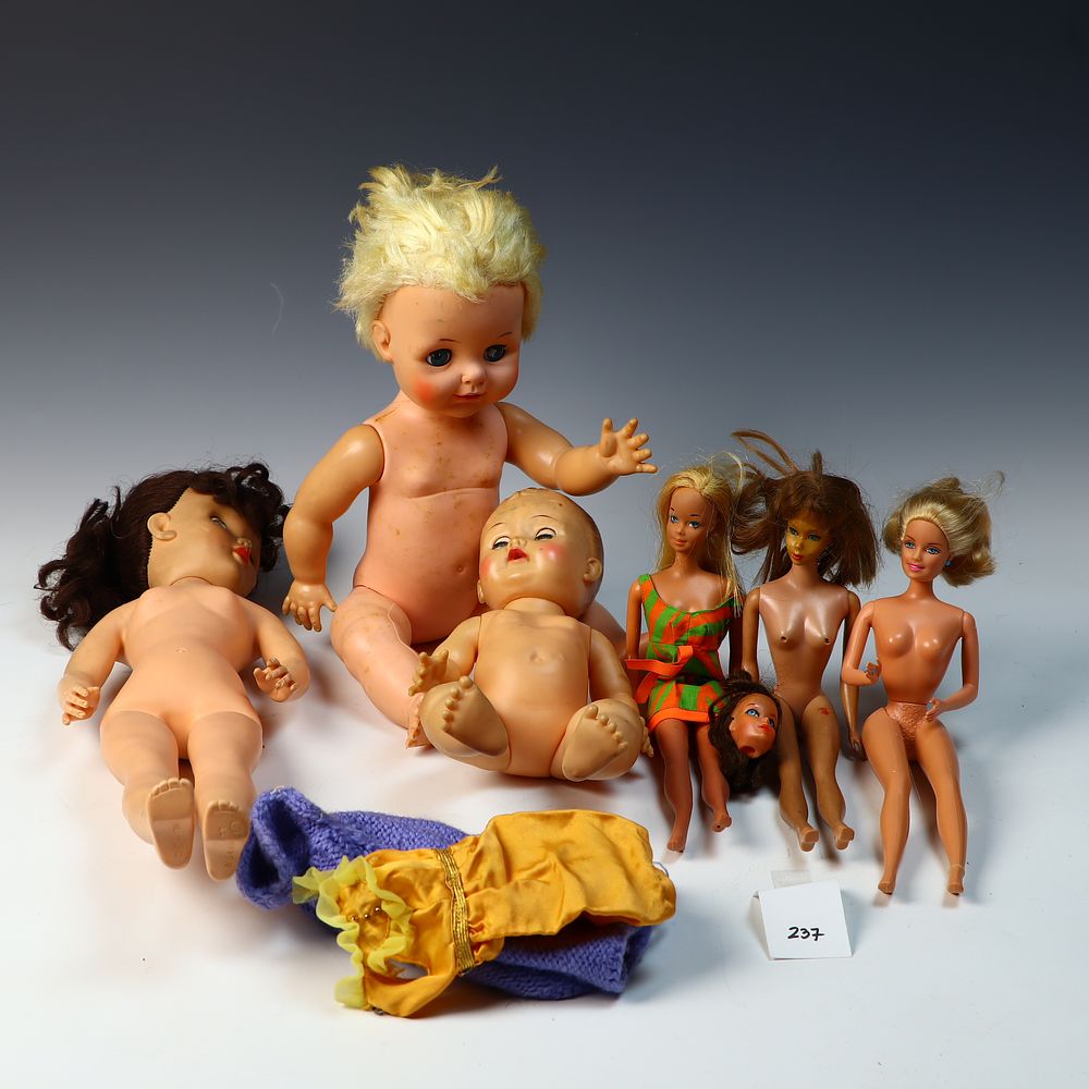 Lot 237: Lot of 6 dolls