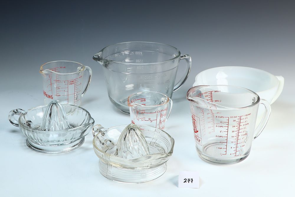 Lot 277: Lot of Pyrex measuring cups and a Fire King bowl