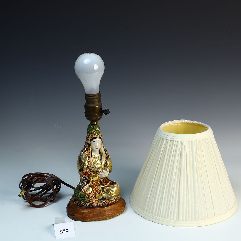 Lot 352: Vintage Japanese Kutani Lamp