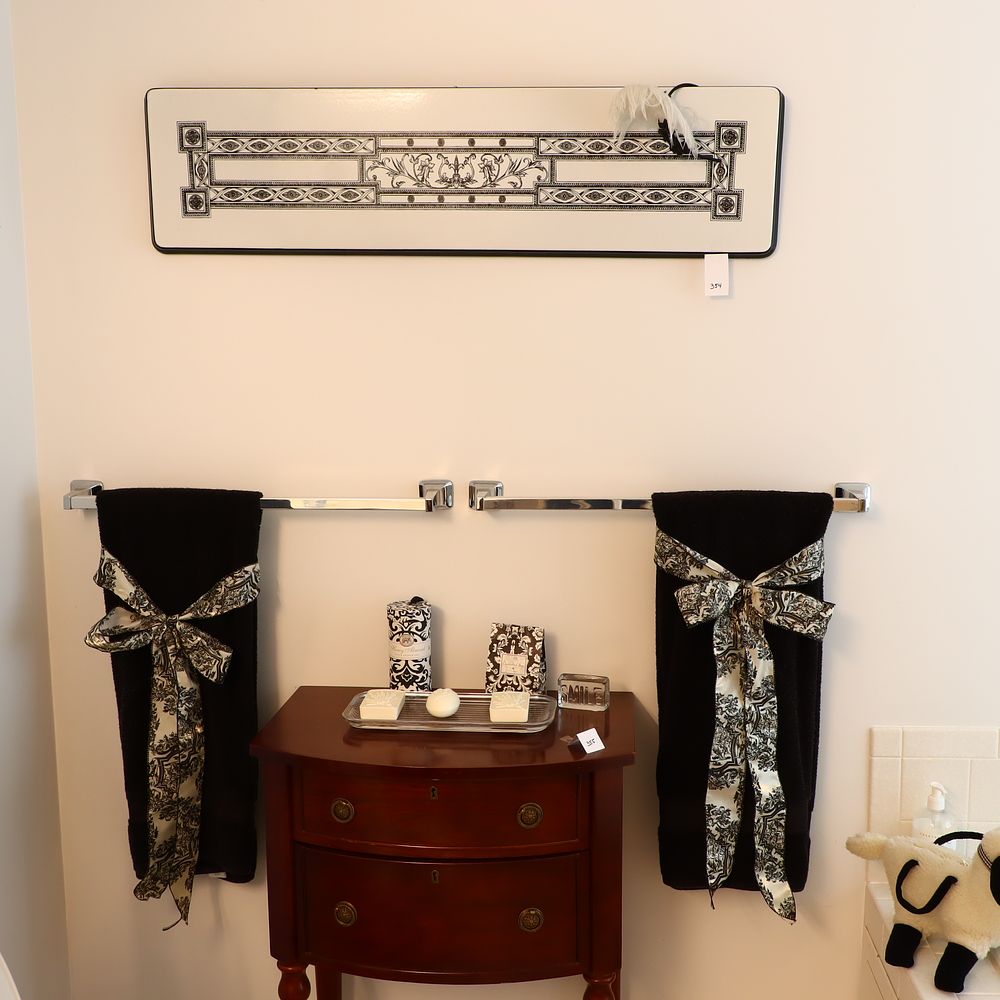 Lot 354: Bathroom towels and décor